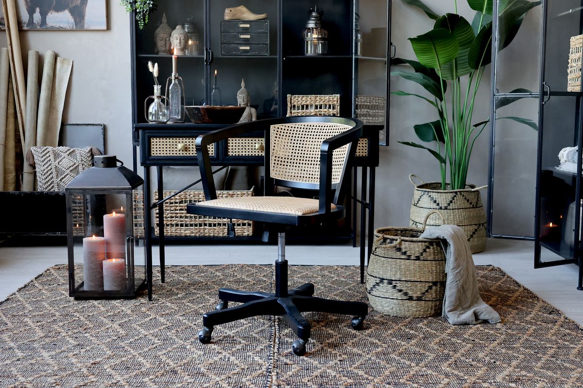 Sort skrivebord med rotting detaljer fra Chic Antique