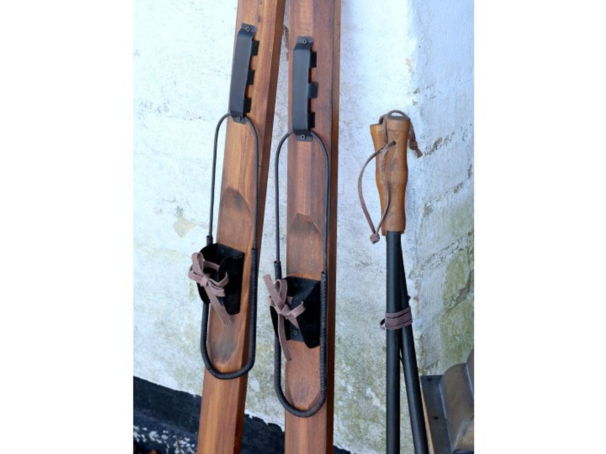 Vintage ski med staver til dekor fra Chic Antique