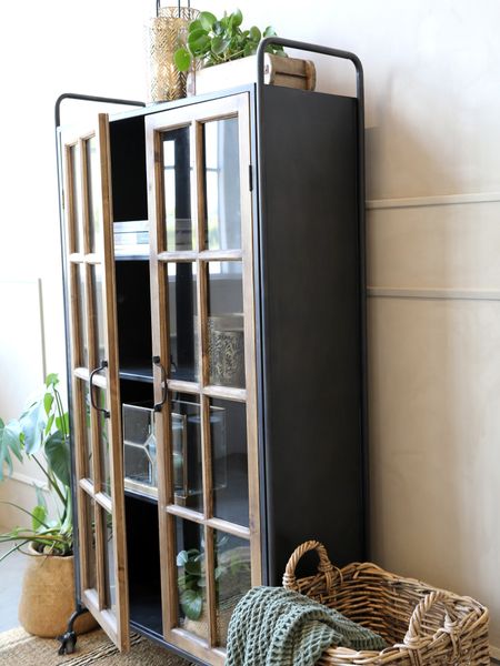 Hovedbilde Vitrineskap På Hjul Med Tredører Fra Chic Antique