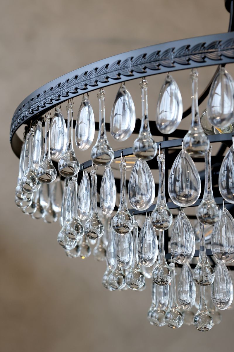 Versailles Lysekrone med dråpeformede glassprismer - 59 cm høyde