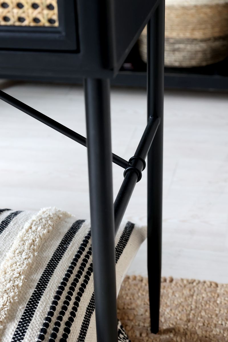 Sort skrivebord med rotting detaljer fra Chic Antique