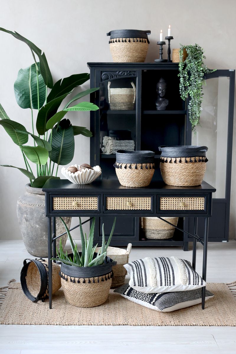 Sort skrivebord med rotting detaljer fra Chic Antique