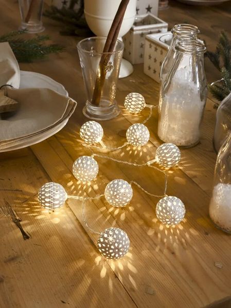 Hovedbilde Slynge med 10 hvite metallballer med varmhvit ledlys - 4 cm
