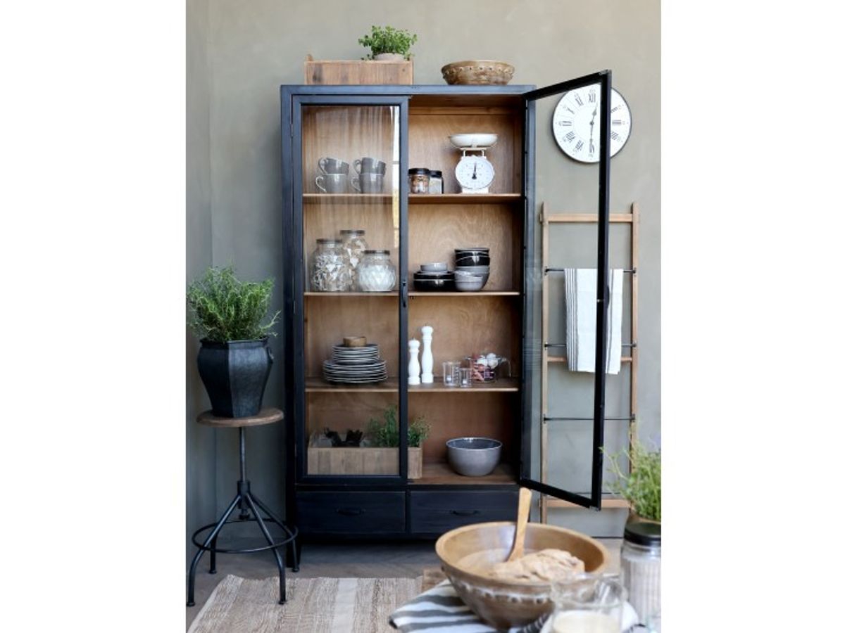 Vitrineskap Med Glassdører Og Hyller Fra Chic Antique