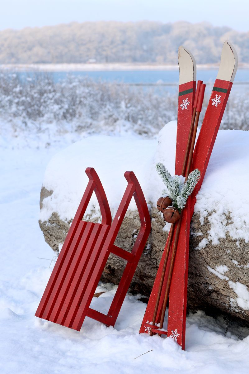 Cherry Vintage ski med staver til dekor fra Chic Antique