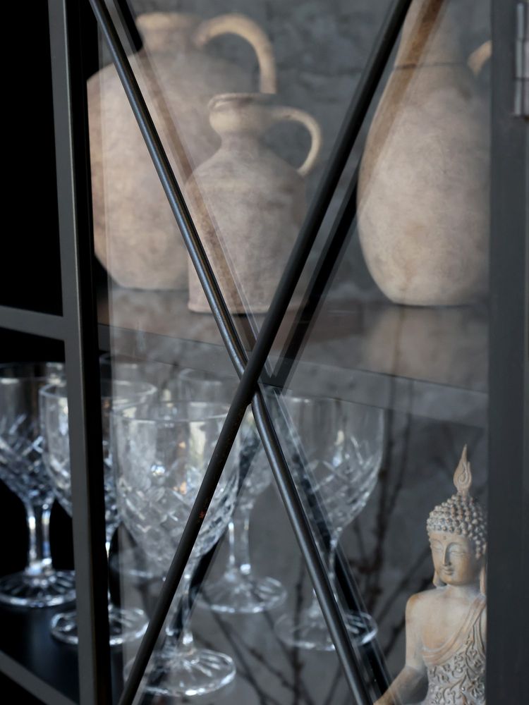 Vitrineskap På hjul Med Glassdører Fra Chic Antique Svart