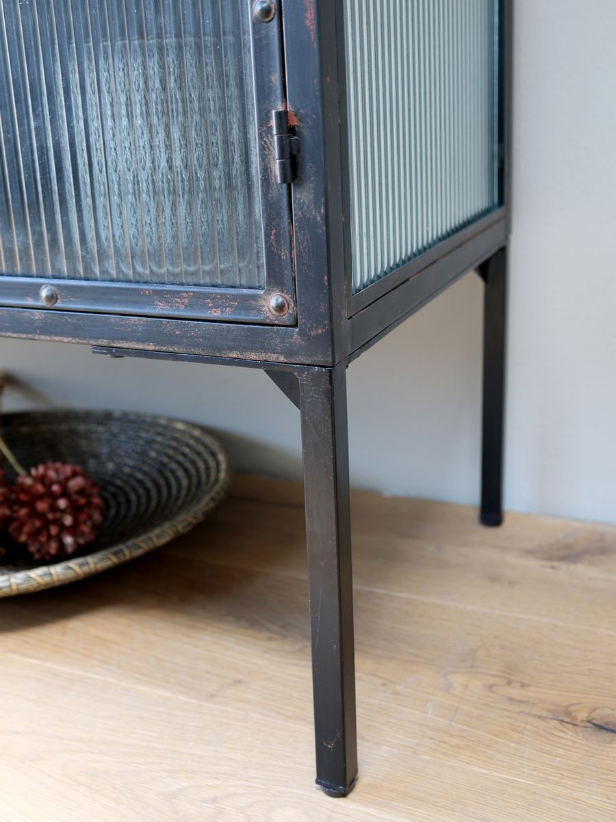 Vitrineskap Med Rillede Glassdører Fra Chic Antique 