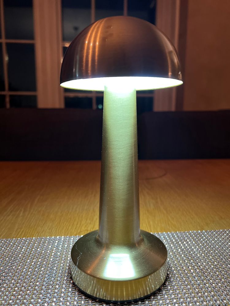 Oppladbar touch lampe i gullfarget stål - rund