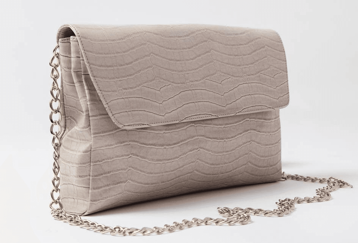 Super kul clutch i imitert kunsstkinn fra Lulu's 
