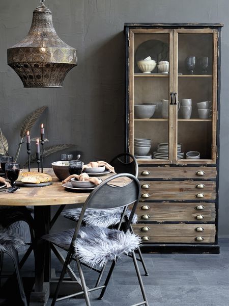 Hovedbilde Vitrineskap Med 2 Glassdører Og 4 Skuffer Fra Chic Antique