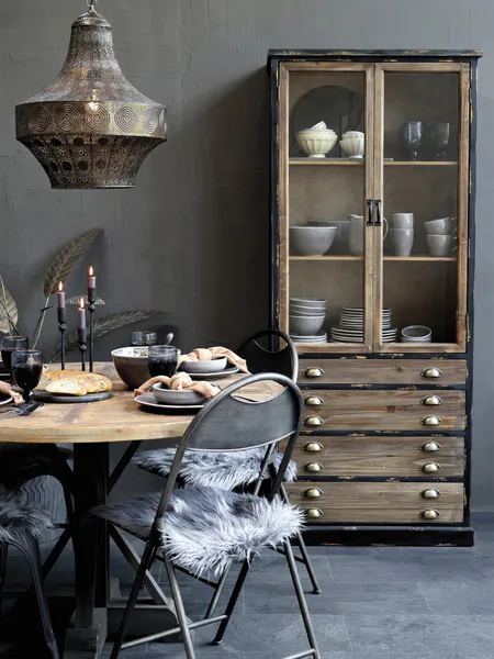 Hovedbilde Vitrineskap Med 2 Glassdører Og 4 Skuffer Fra Chic Antique