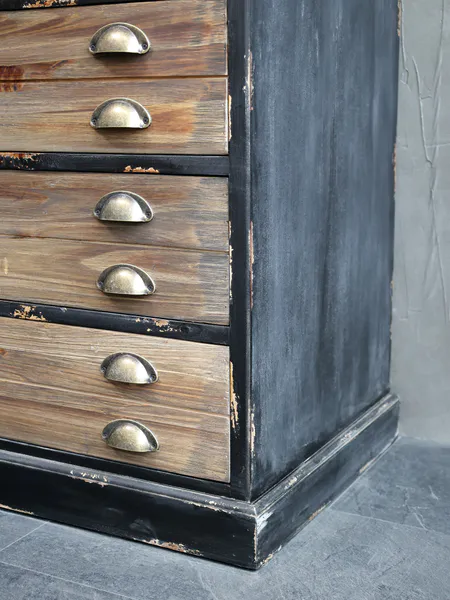 Hovedbilde Vitrineskap Med 2 Glassdører Og 4 Skuffer Fra Chic Antique